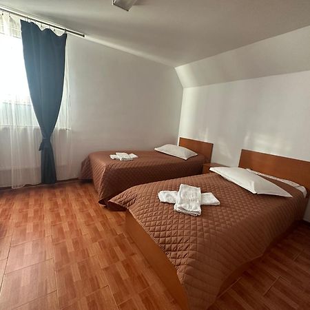 Casa Rustic Cazare بيتستِ المظهر الخارجي الصورة