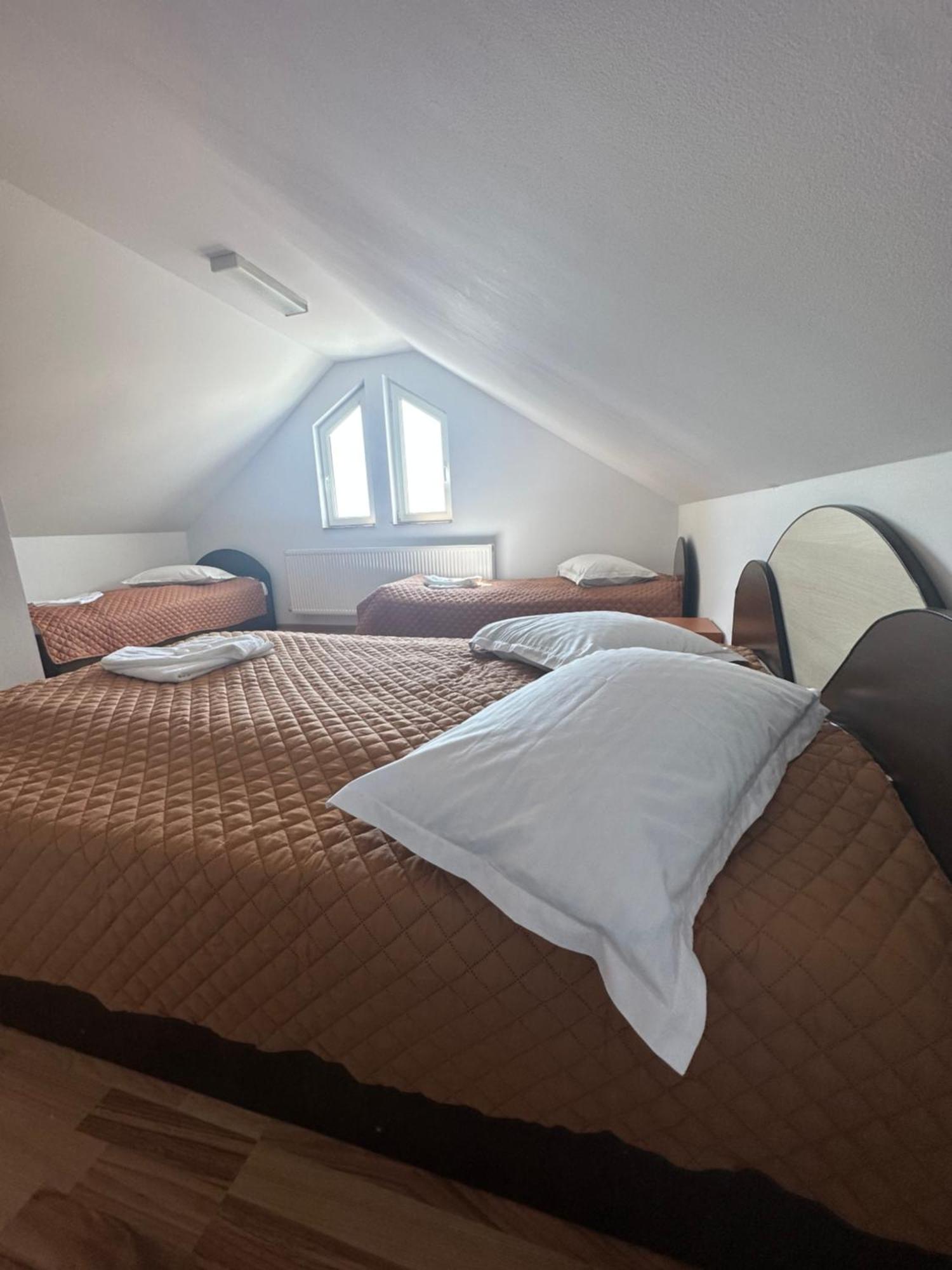 Casa Rustic Cazare بيتستِ المظهر الخارجي الصورة